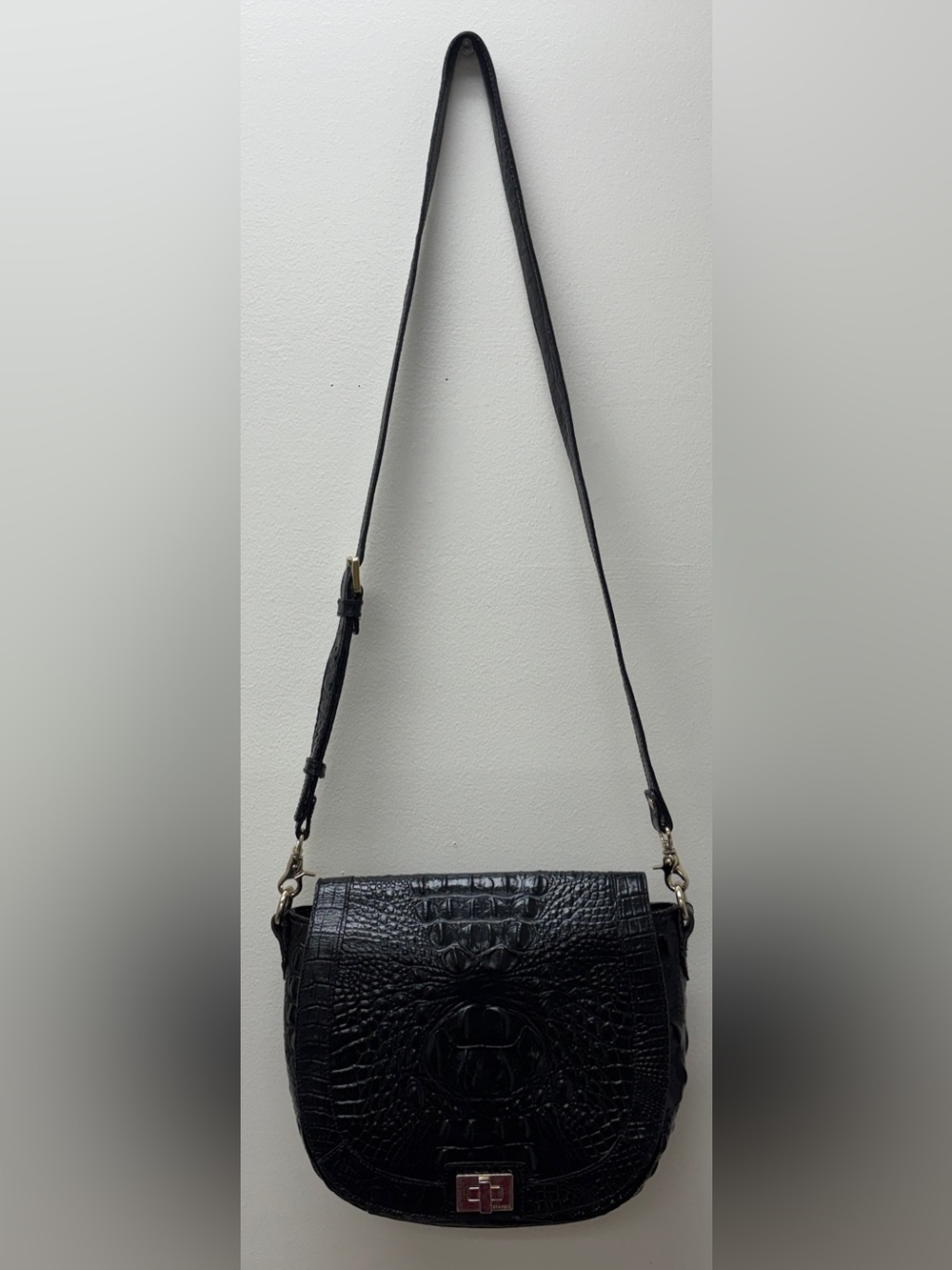Vintage Brahmin Black Croc-Embossed Leather Crossbody with Gold-Tone Hardware - Picture 3 of 16